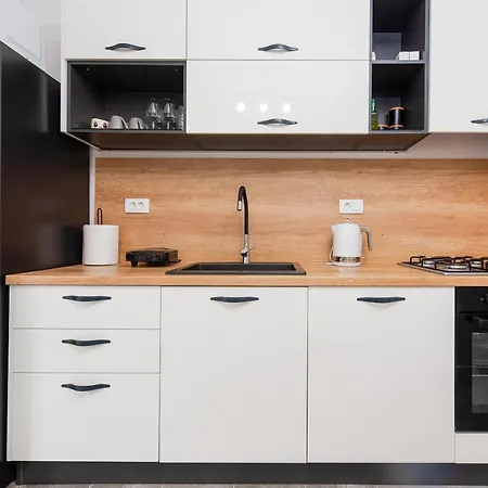 12 O'clock Apartment