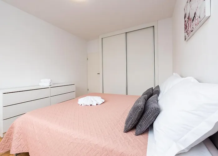 12 O'clock Apartment