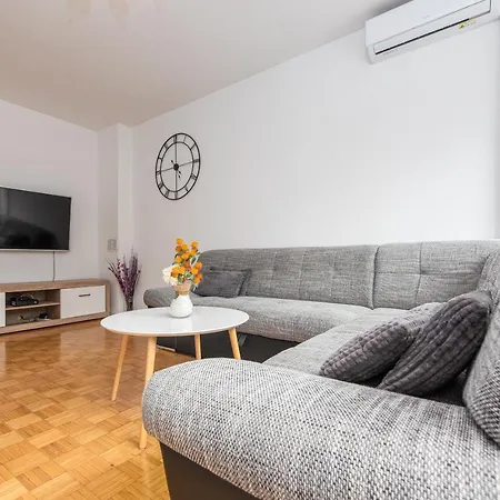 12 O'clock Lägenhet