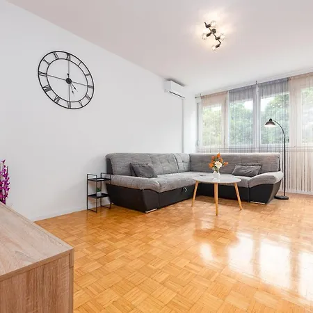 12 O'clock Lägenhet