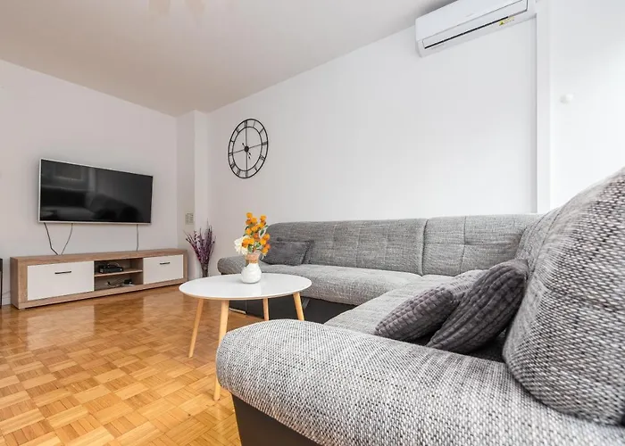 12 O'clock Apartment