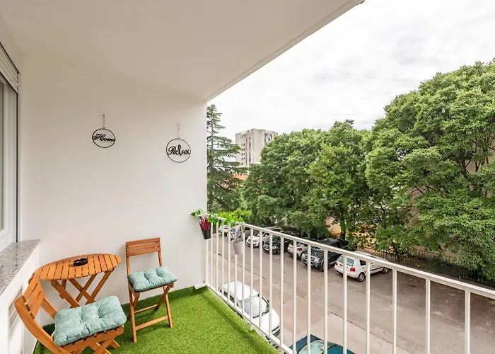 Apartment 12 O'clock