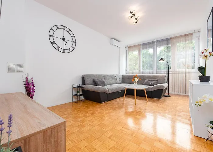 12 O'clock Apartment